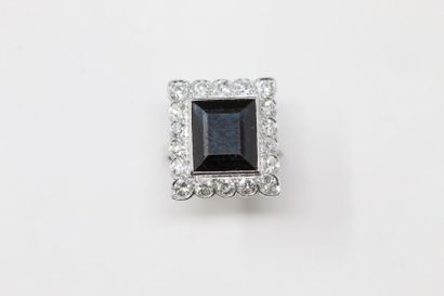 null Platinum ring adorned with a square sapphire, surrounded by old fashioned cut...