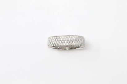 null Bague en or gris 18K (750) sertie à mi-corps de lignes de diamants taillés en...