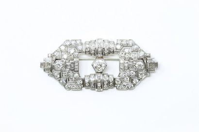 null Rectangular brooch with sides in platinum and 18K (750) white gold, openworked...