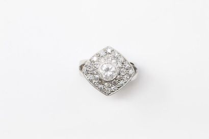 null Bague en or gris 18K (750) stylisant un losange orné d'un diamant taillé en...