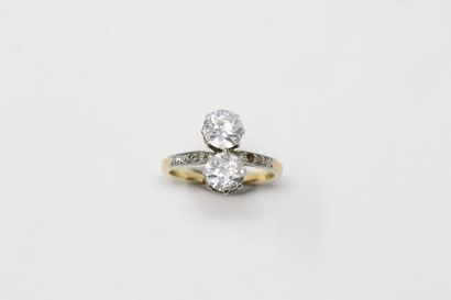 null Toi&Moi ring in 18K (750) yellow gold and platinum set with two half-cut diamonds,...