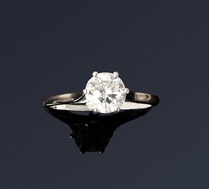 null 18K (750) white gold ring set with a brilliant-cut diamond.

Diamond weight:...