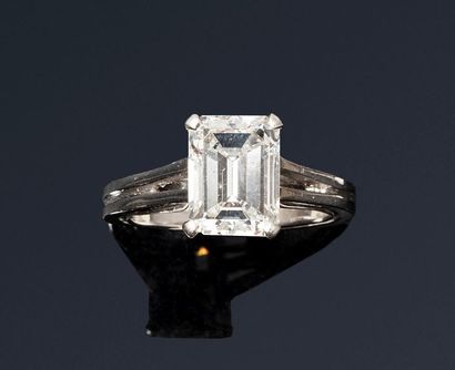 null Platinum ring set with a rectangular diamond with stepped-cut sides.

Diamond...
