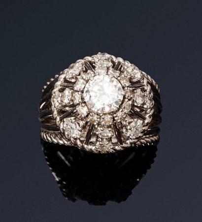 null 18K (750) white gold dome ring made of plain or twisted strands set with a brilliant-cut...