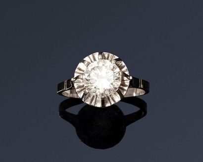null Platinum ring set with a brilliant-cut diamond.

Diamond weight: 2.18 cts

Finger...