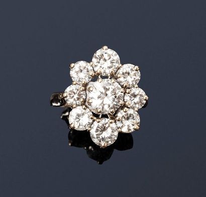 null Bague en or 18K (750) ornée d'un diamant taillé en brillant entouré de huit...