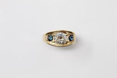null 18K (750) yellow gold oval ring set with an old fashioned cut cushion diamond...