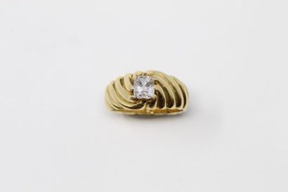 null 18K (750) yellow gold half-ring ring set with a cushion-cut diamond.

Diamond...