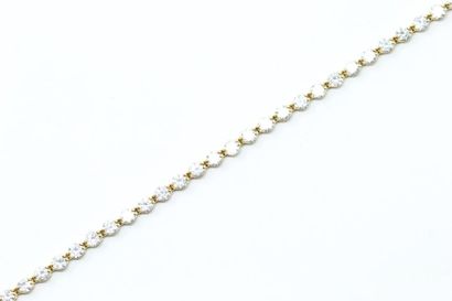 null Bracelet souple en or jaune 18K (750) formé d'une ligne de trente six diamants...