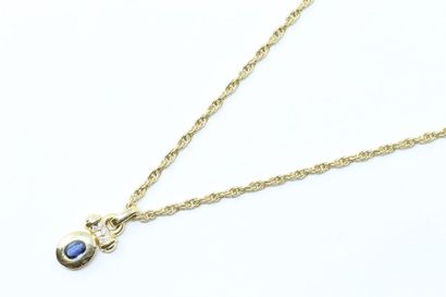 null Pendant and chain in 18K (750) yellow gold, the first adorned with an oval sapphire...