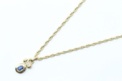 null Pendentif et chaine en or jaune 18K (750) , le premier orné d'un saphir ovale...