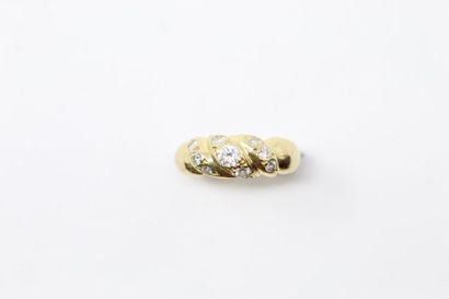 null Bague en or jaune 18K (750) à décor d'enroulements sertis de diamants taillés...