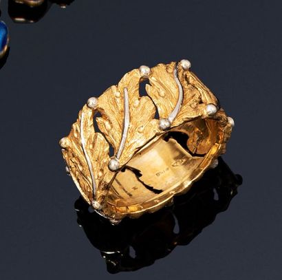 BUCCELLATI BUCCELLATI

18K (750) yellow and white gold band ring with openwork foliage.

Missing...