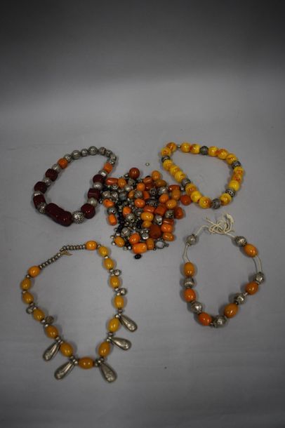 null Ensemble de 25 perles en ambre ayant fait partie d'un collier démonté. 

Art...