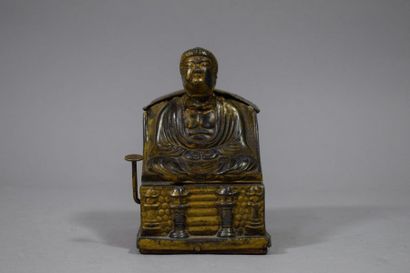 null Distributeur de cigarette en métal doré figurant Bouddha, base en bois. 

Marques...