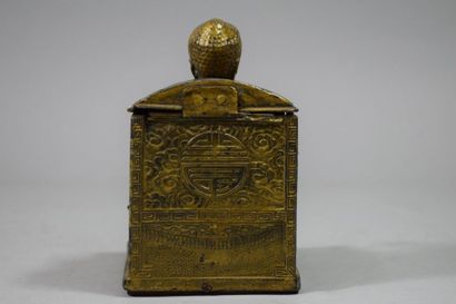 null Distributeur de cigarette en métal doré figurant Bouddha, base en bois. 

Marques...