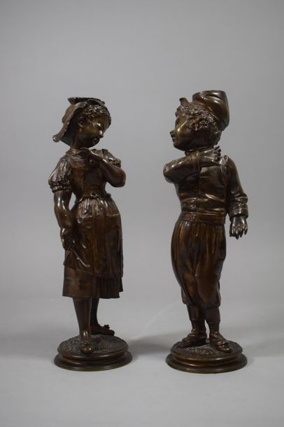 null Couple d'enfants en bronze formant pendant. Fonte début XXe. 

Ht. : 27 cm -...