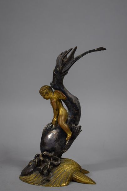 null Groupe en bronze et métal au décor d'un ange chevauchant un dauphin terrassant...