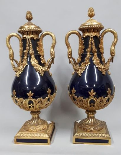 null Paire de vases stylisés, en forme de cassolette, en porcelaine bleu de four...
