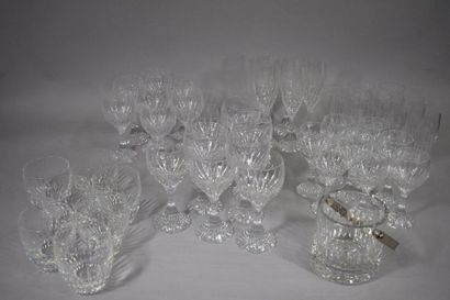 null BACCARAT Service Massena comprenant : 

- 8 verres à vin blanc (vérifier si...