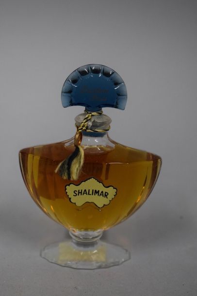 null GUERLAIN - " Shalimar " 

Flacon, modèle chauve-souris en cristal incolore,...