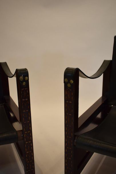 null Paire de fauteuils en bois teinté reposant sur quatre pieds droits, les montants...