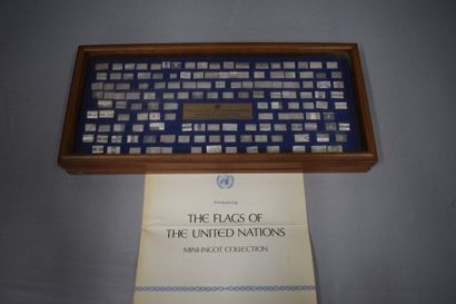 null Coffret avec une série de 142 drapeaux des Nations Unies 