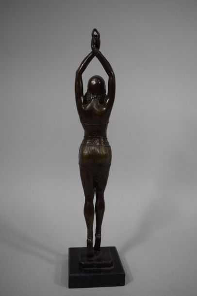 null Sculpture "Danseuse orientale"

Epreuve en bronze à patine noire sur son socle...