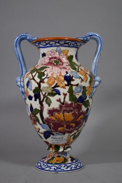 GIEN vase à deux anses en faïence polychrome...