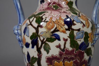 null GIEN vase à deux anses en faïence polychrome à décor de pivoines. Années 1960.

Ht....