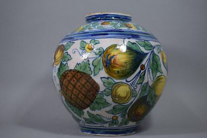 null Vase boule en majolique à décor polychrome de guirlandes de fruits et feuillages,...