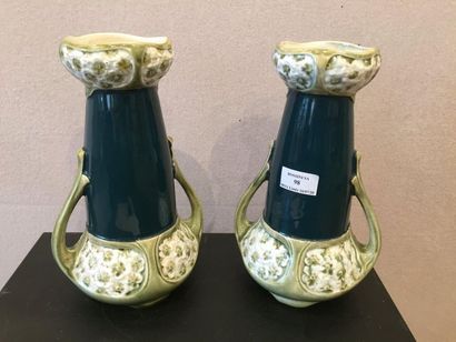 null GUSTAVE DE BRUYON

Paire de vases en faience, 

Ht. : 27.5 cm 