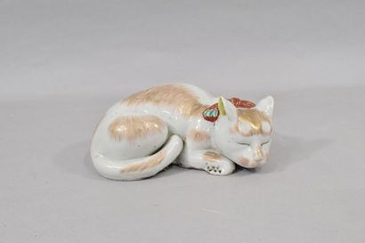 Chat allongé en porcelaine 
Japon fin XVIIIème...