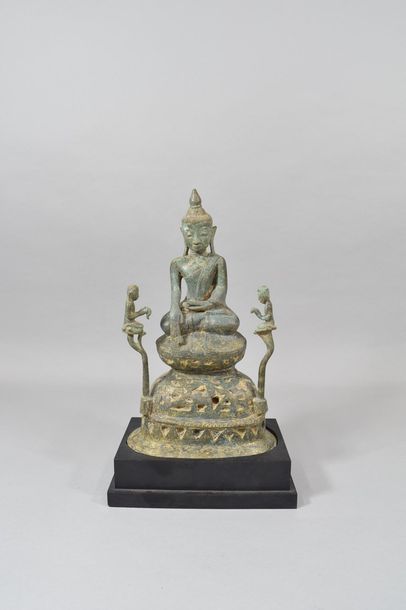 null Bouddha en bronze anciennement doré assis en dhyanasana, la main droite en bhumisparsa...