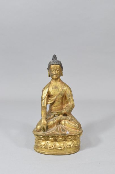 null Bouddha en bronze doré assis en dhyanasana, la main droite en bhumisparsa mudra...