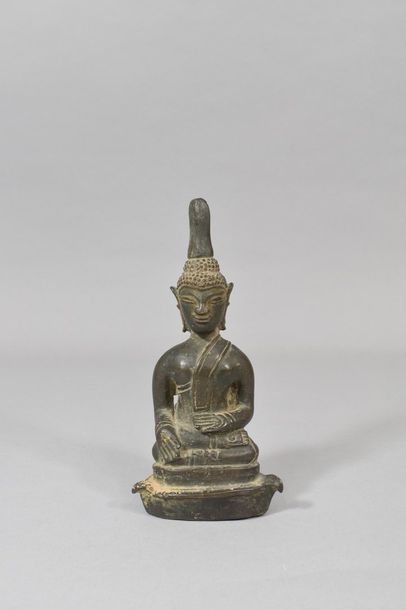 null Bouddha en bronze patine brune en dhyanasana, la main droite en bhumisparsa...