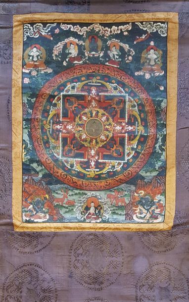 null Thangka en polychromie sur toile, représentant le mandala du Dhyanibouddha Vairocana,...