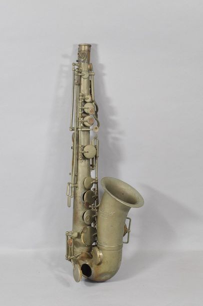 null Saxophone alto Halard FS, ABE 

Saxophone alto Universel Paris N° 2249 Sudre...