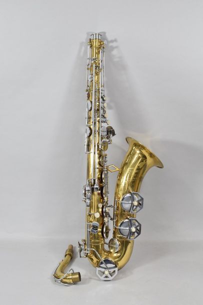 null Saxophone ténor , Donet Paris « Royal Jazz » avec son bocal. BE. 

