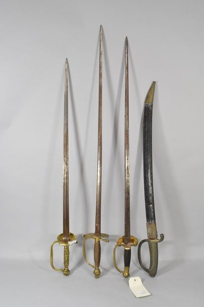 Ensemble de trois épées de cour et un sabre...