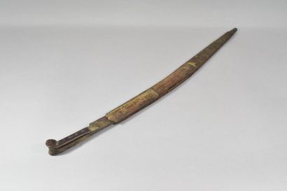 null Un sabre oriental de type NIMCHAH 

Fourreau en bois 

fabrication très rustique,...
