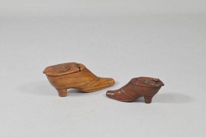 null Ensemble de deux tabatières en forme de chaussure de femme en bois sculpté :

La...