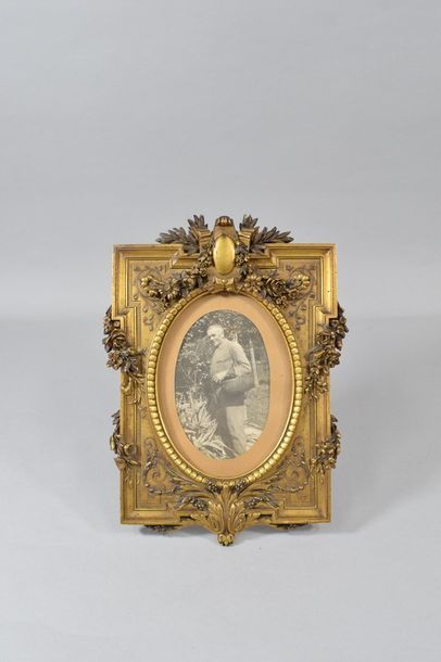 null CHRISTOFLE Cadre à poser en bronze au riche décor de style Louis XVI avec à...