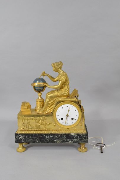 null Pendule en bronze doré à l'allégorie de l'Astronomie, cadran émaillé "à Paris"...
