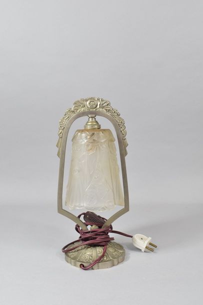 null Lampe de table en métal ciselé, cache ampoule en verre, décor de motifs floraux

Signée...