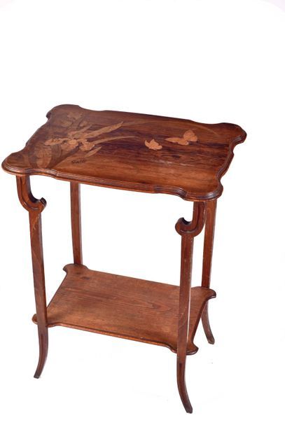 null Emile GALLE (1864-1904)

Table a the en noyer moulure et marqueterie

d’essences...