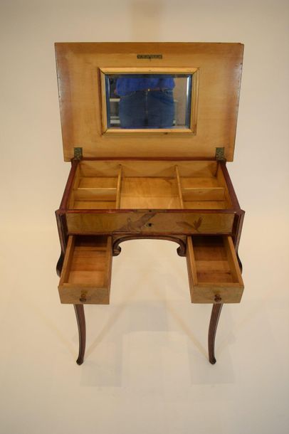 null FRENCH WORK
Dressing table in elm veneer and marquetry of
walnut with rectangular...