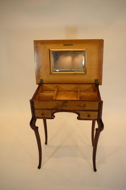 null FRENCH WORK
Dressing table in elm veneer and marquetry of
walnut with rectangular...
