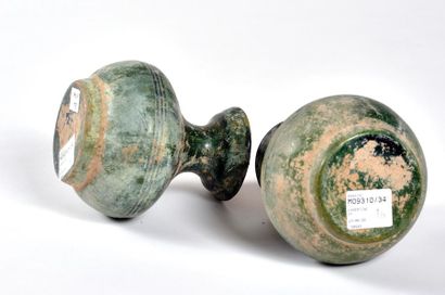 null CHINE - Epoque HAN (206 av. JC - 220 ap. JC)

Deux petits modèles de vases balustres...