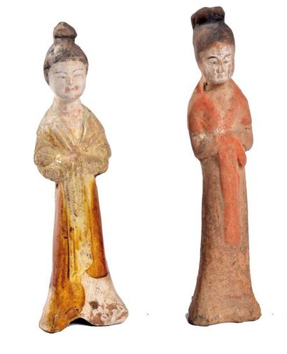null CHINA - TANG Period (618-907)

Two statuettes of a lady of the court, standing,...